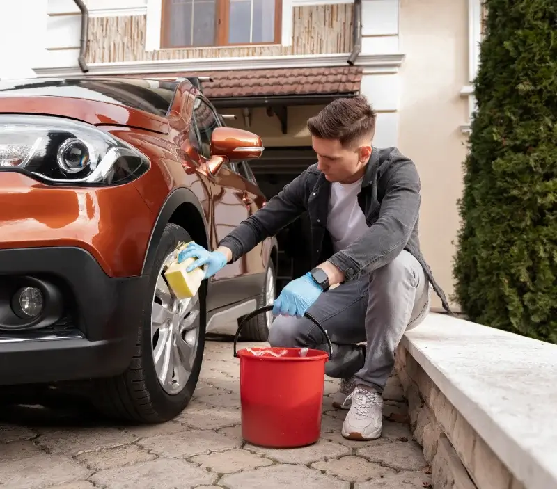 Lavage auto à domicile Joué-du-Bois : professionnel intervenant sur un véhicule